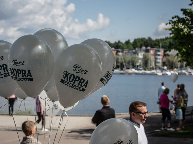 Jukka Kopra -ilmapalloja ja mies itse. Kuva: Sami Kontto